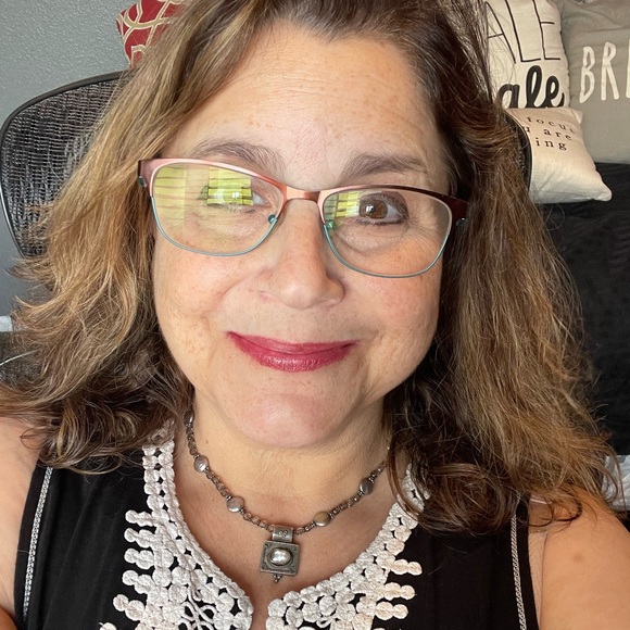 Meet your Posher, Lara - Picture 2 of 4